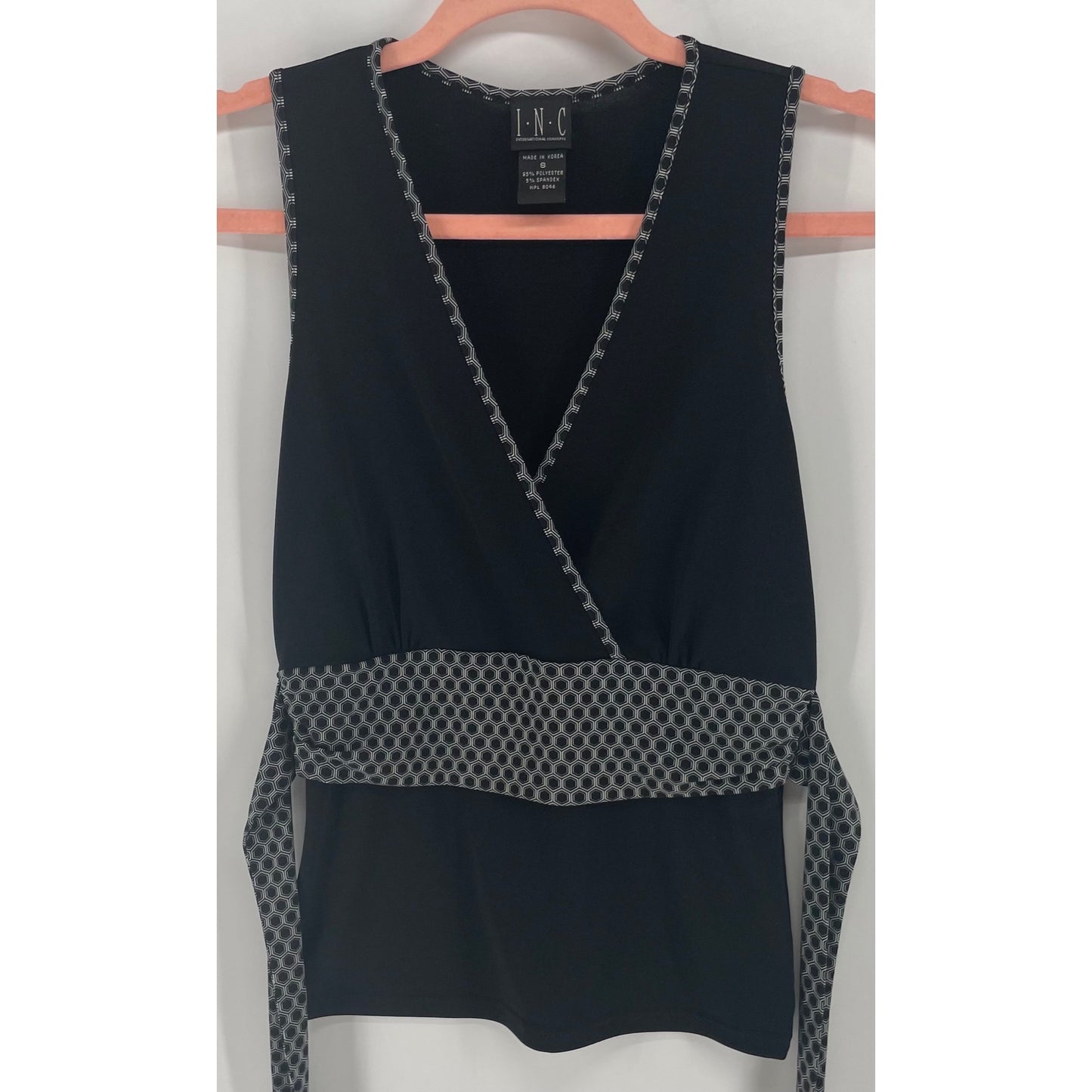 I.N.C Women's Size Small Black & White Hexagon Print Dressy Tank W/ Sash